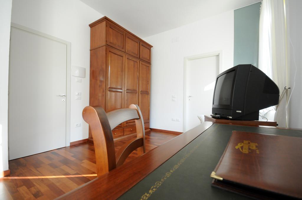 Guest House Domus Urbino Bagian luar foto