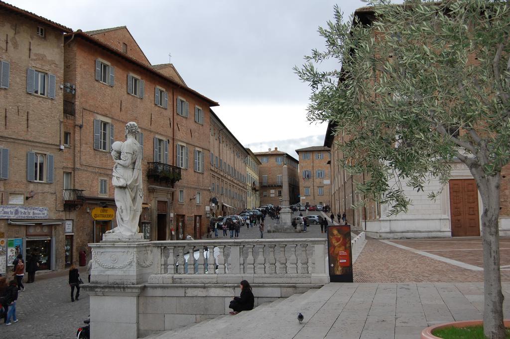 Guest House Domus Urbino Bagian luar foto