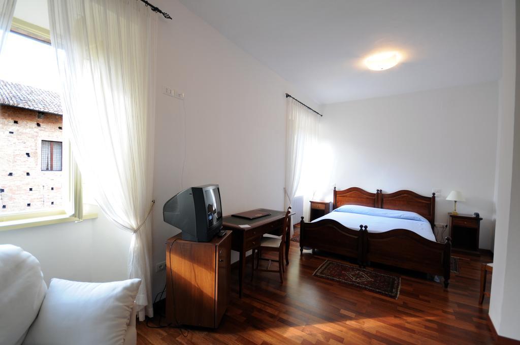Guest House Domus Urbino Bagian luar foto